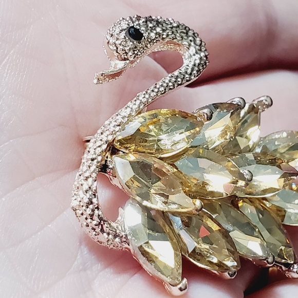 Rose gold swan Austrian swavorski elements crystals brooch champagne STUNNING - Picture 7 of 10